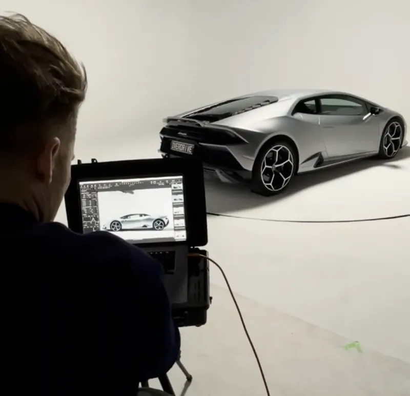 Lamborghini sur le plateau tournant, photographe contrôlant les prises de vue sur écran