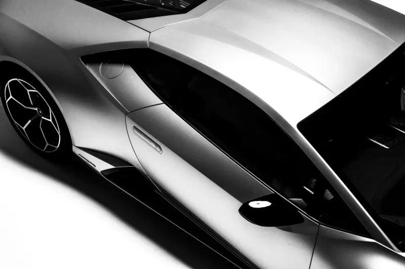Shooting automobile : détail de carrosserie d'une voiture de sport en noir et blanc