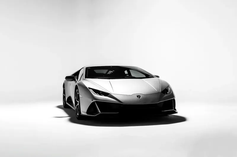 Shooting automobile : voiture de sport sur fond blanc infini dans le cyclorama