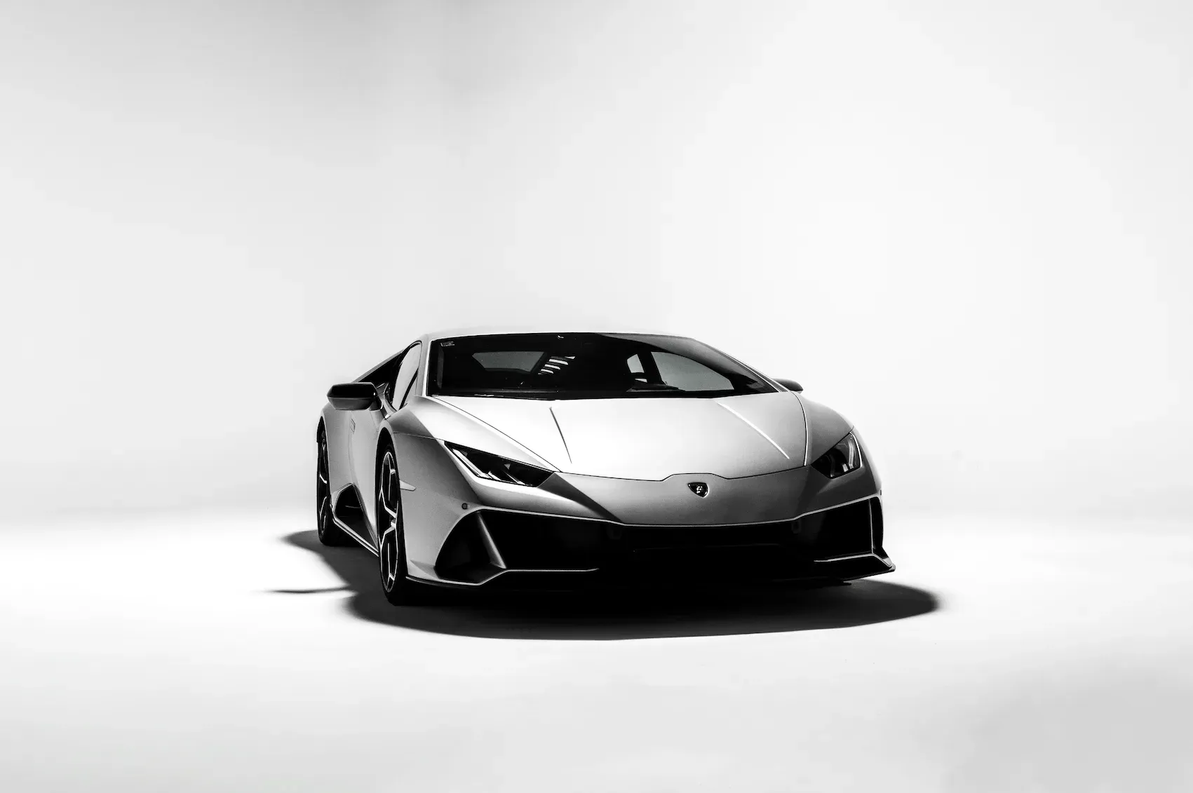 Shooting automobile : voiture de sport sur fond blanc infini dans le cyclorama