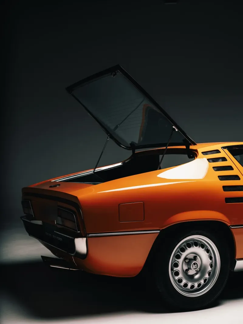 Alfa Romeo Montreal orange, lunette arrière relevée, vue de l'arrière