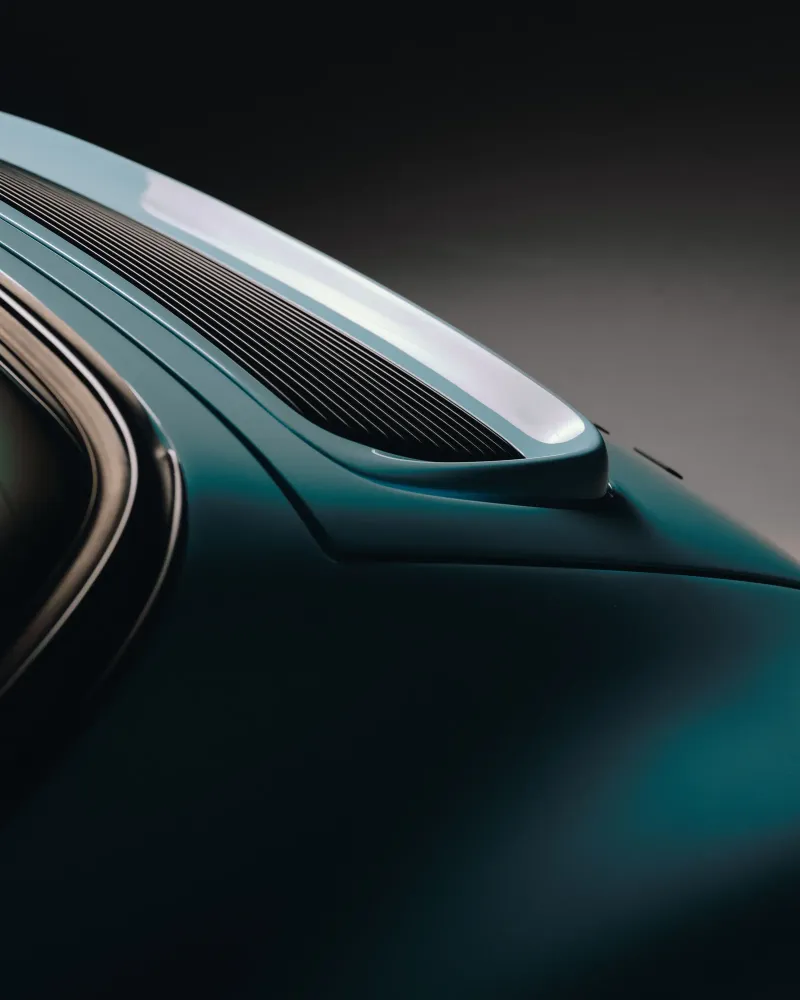 Détail de la grille d'aération du capot moteur d'une Porsche Targa, lumière rasante