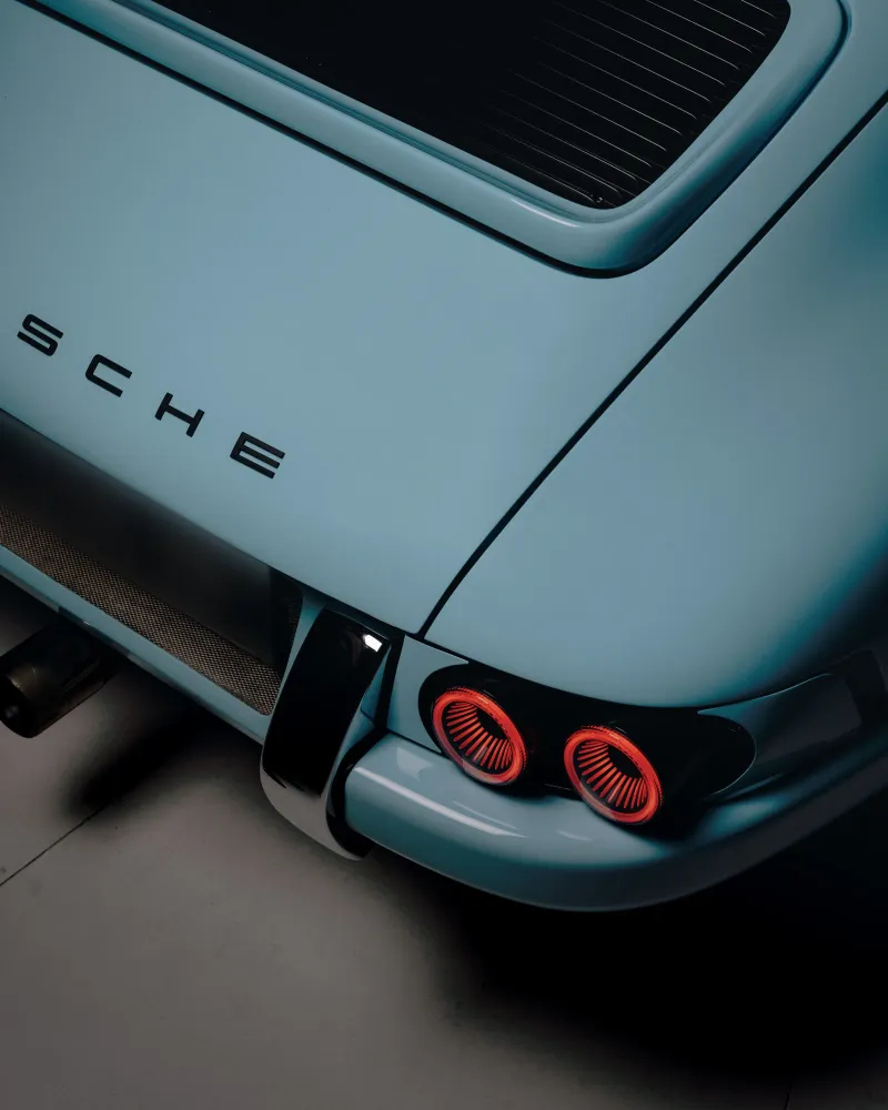 Porsche Targa bleu ciel vue de l'arrière : lettrage, feux circulaires et pare-chocs chromé