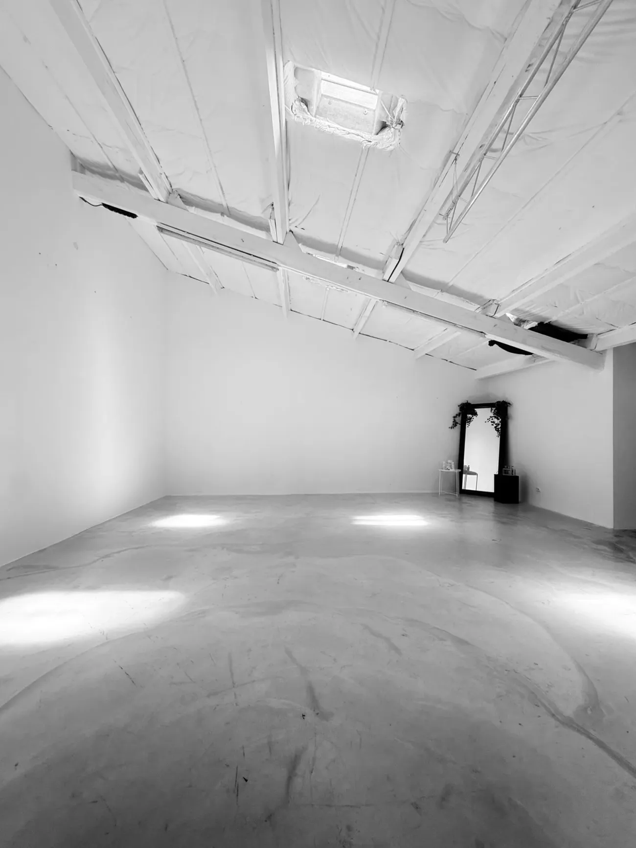 Studio Loft — béton ciré, lumière du jour